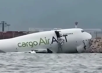 אסון בהונג קונג: מטוס מטען התרסק לים ופגע ברכב ביטחון - שני הרוגים