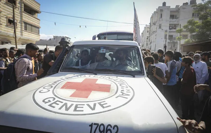 הצלב האדום העביר את ארון החלל החטוף לישראל