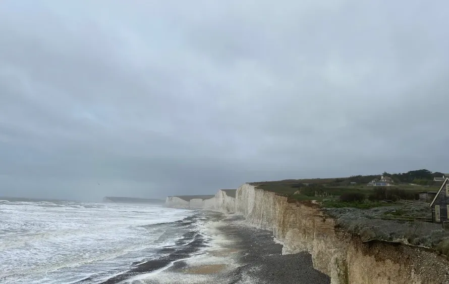 חלום בלהות: זה מה שמסתתר מאחורי הבתים שנקנים על החוף הבריטי