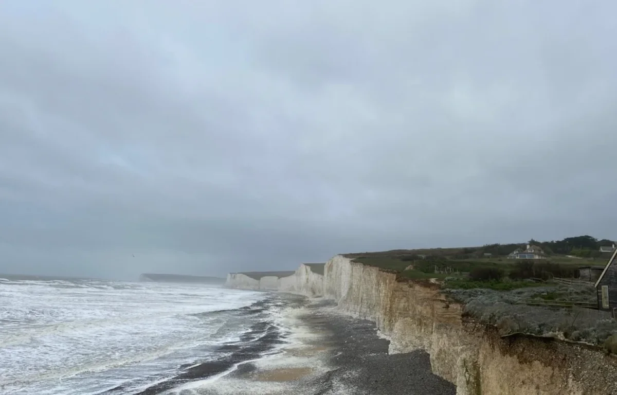 חלום בלהות: זה מה שמסתתר מאחורי הבתים שנקנים על החוף הבריטי