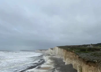 חלום בלהות: זה מה שמסתתר מאחורי הבתים שנקנים על החוף הבריטי