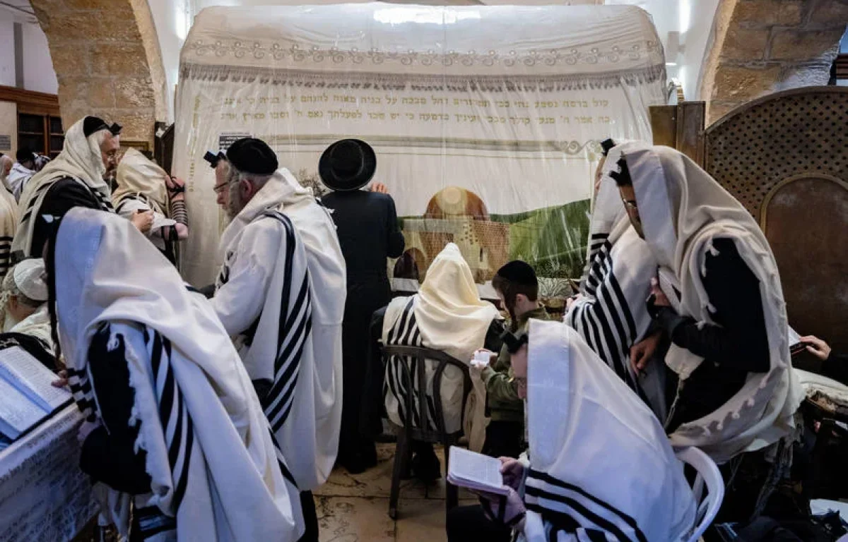 יהודים מתפללים בקבר רחל