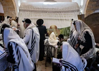 יהודים מתפללים בקבר רחל