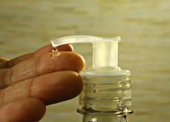 הסוף לאלכוג'ל? החומר שנמצא בכל בית - בדרך להיחשב "מסרטן מסוכן"