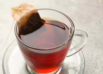 שותים תה עם תיון? ייתכן שאתם מכניסים רעל לגוף בלי לדעת שותים תה עם תיון? ייתכן שאתם מכניסים רעל לגוף בלי לדעת