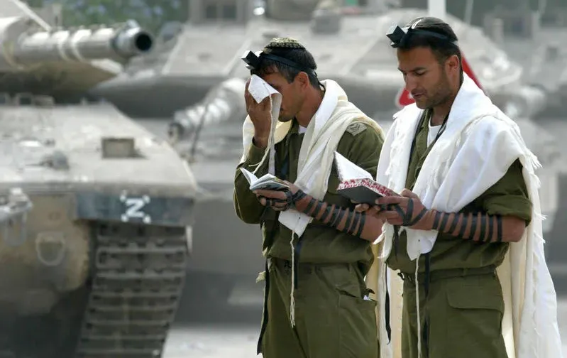 חיילים מניחים תפילין 