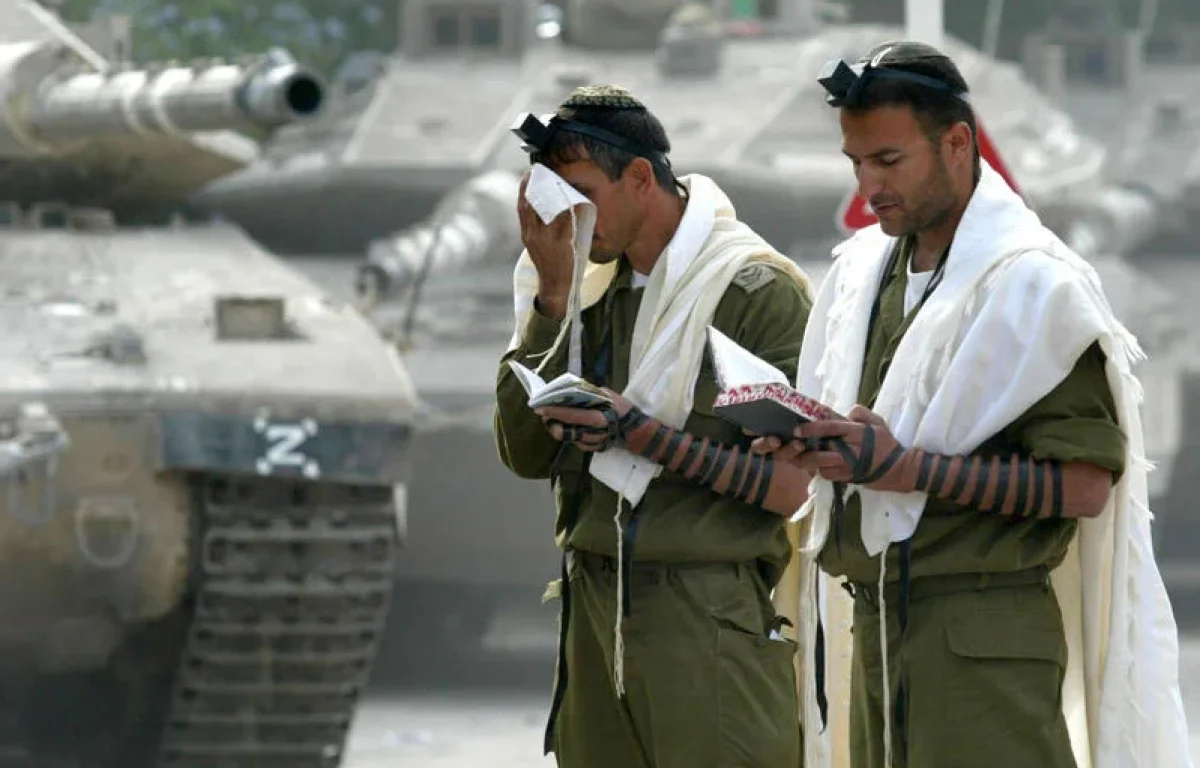 חיילים מניחים תפילין 
