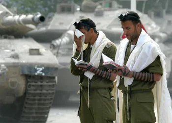 חיילים מניחים תפילין 