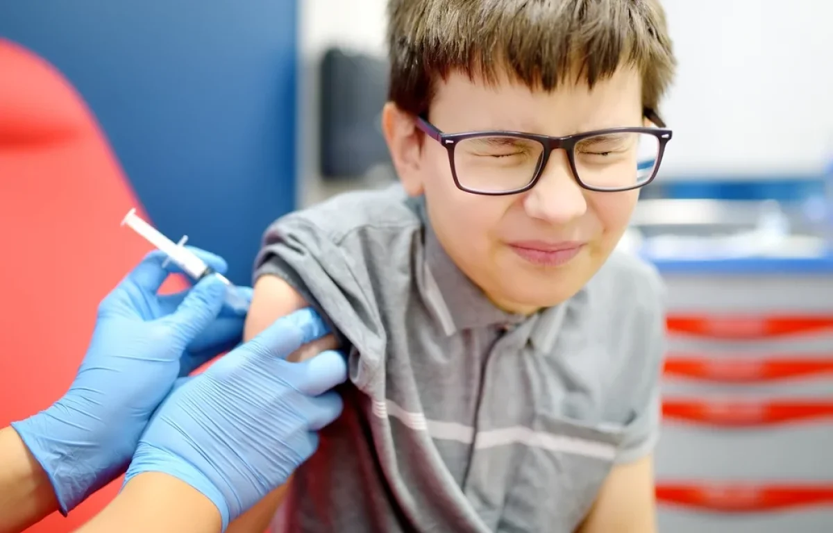 מה ההבדל בין חיסון שפעת בזריקה לחיסון בתרסיס, ומה הכי מתאים לילד שלך?