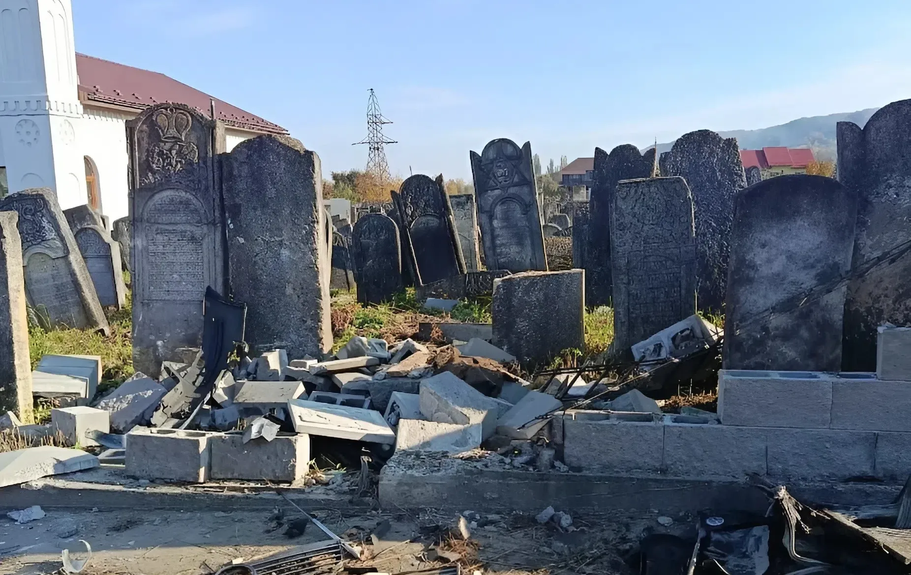 רמיסת הדורות: אלמונים השחיתו את ציון מייסד חסידות ויז'ניץ