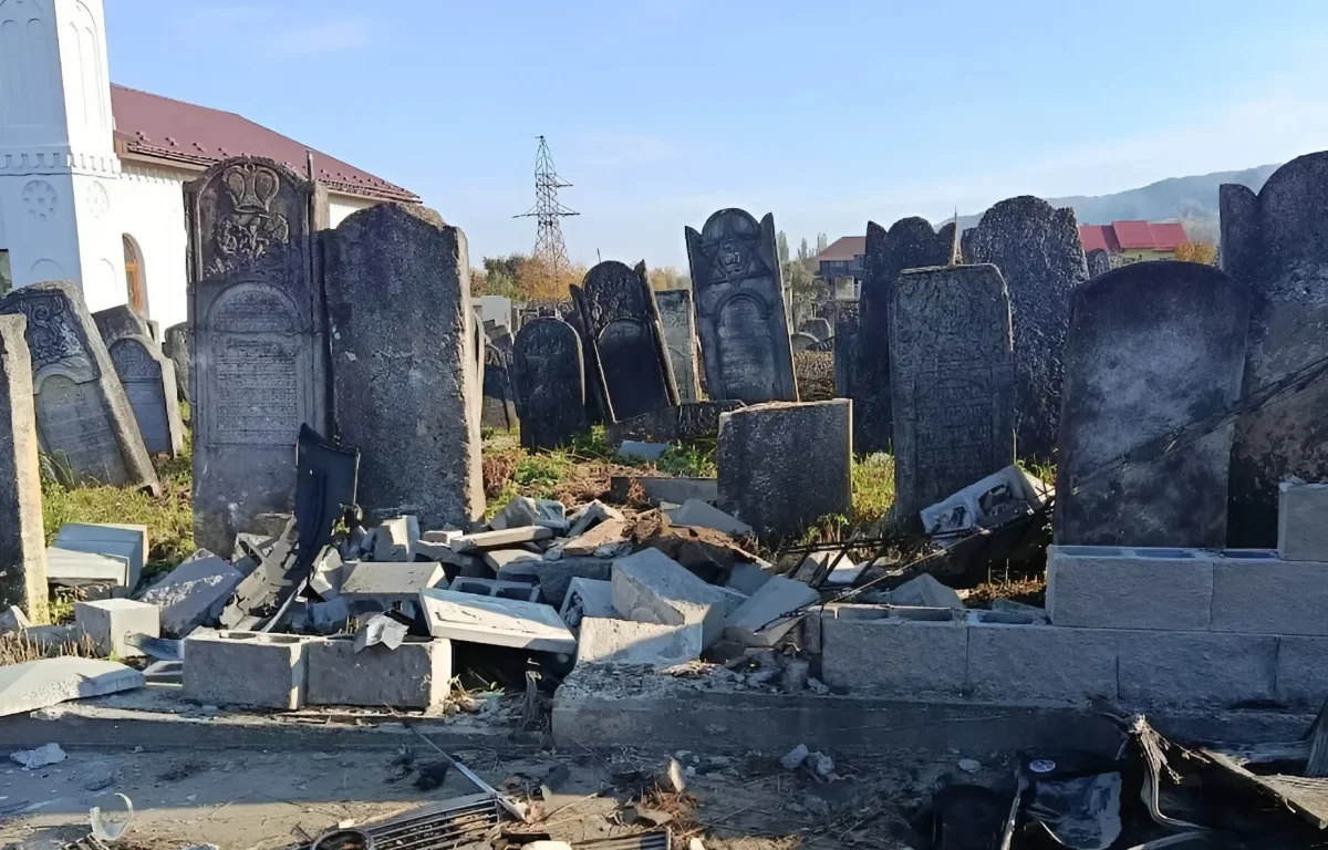 רמיסת הדורות: אלמונים השחיתו את ציון מייסד חסידות ויז'ניץ