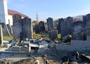 רמיסת הדורות: אלמונים השחיתו את ציון מייסד חסידות ויז'ניץ