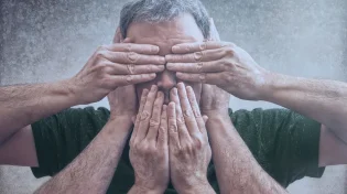 חינוך הילדים על הפנים, והיחסים הזוגיים גורעים - אבל יום אחד החליטו לרחם עליו מהשמיים