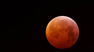 לא תאמינו כמה צבעים יש לירח: "מה רבו מעשיך השם"
