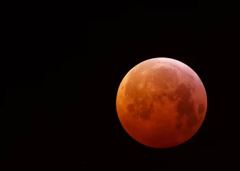 הירח בצבע אדום