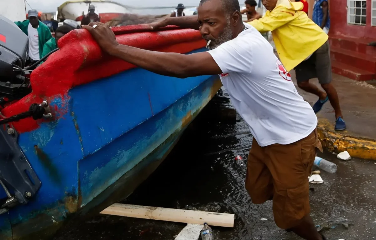 "אנחנו על סף אסון הומניטרי": סופת-העל מכה בקריביים