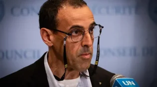 "אמונה וברכות השחר" - שורד השבי אלי שרעבי מקריא קטע מחזק מספרו 