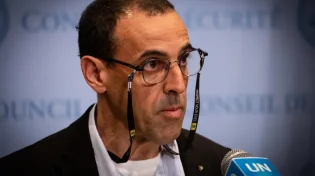 "אמונה וברכות השחר" - שורד השבי אלי שרעבי מקריא קטע מחזק מספרו