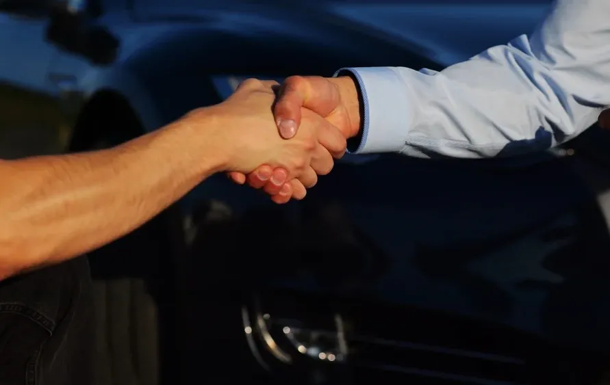 מכר את הרכב לחבר שלו, ואחרי כן התחרט. עם מי הצדק?