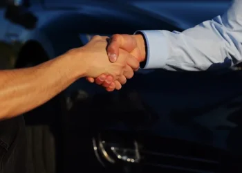 מכר את הרכב לחבר שלו, ואחרי כן התחרט. עם מי הצדק? מכר את הרכב לחבר שלו, ואחרי כן התחרט. עם מי הצדק?