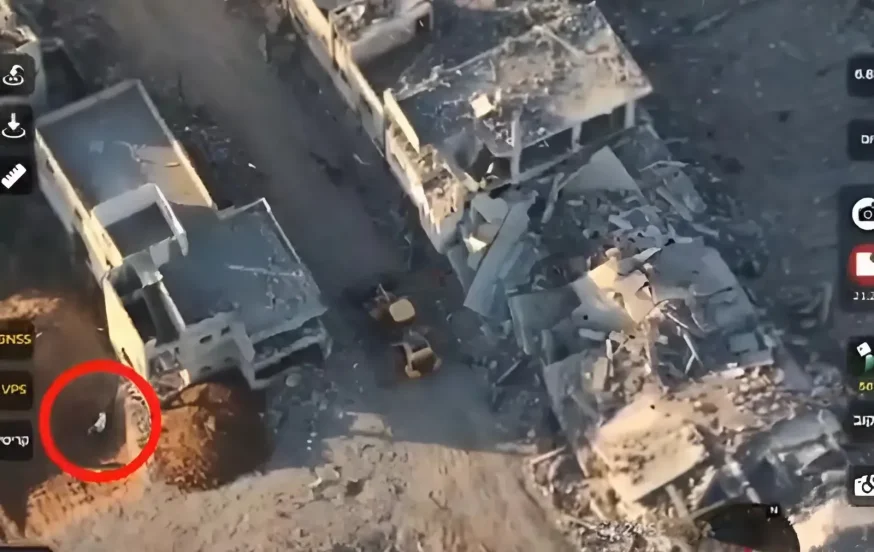תיעוד מהרחפן חושף: מחבלי חמאס ביימו את "מציאת" שרידיו של החייל אופיר צרפתי - במעמד אנשי הצלב האדום תיעוד מהרחפן חושף: מחבלי חמאס ביימו את "מציאת" שרידיו של החייל אופיר צרפתי - במעמד אנשי הצלב האדום