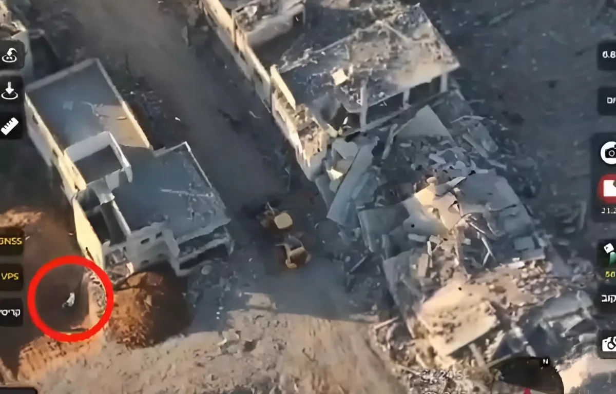 תיעוד מהרחפן חושף: מחבלי חמאס ביימו את "מציאת" שרידיו של החייל אופיר צרפתי - במעמד אנשי הצלב האדום