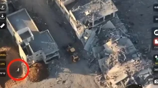 תיעוד מהרחפן חושף: מחבלי חמאס ביימו את "מציאת" שרידיו של החייל אופיר צרפתי - במעמד אנשי הצלב האדום