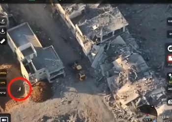 תיעוד מהרחפן חושף: מחבלי חמאס ביימו את "מציאת" שרידיו של החייל אופיר צרפתי - במעמד אנשי הצלב האדום