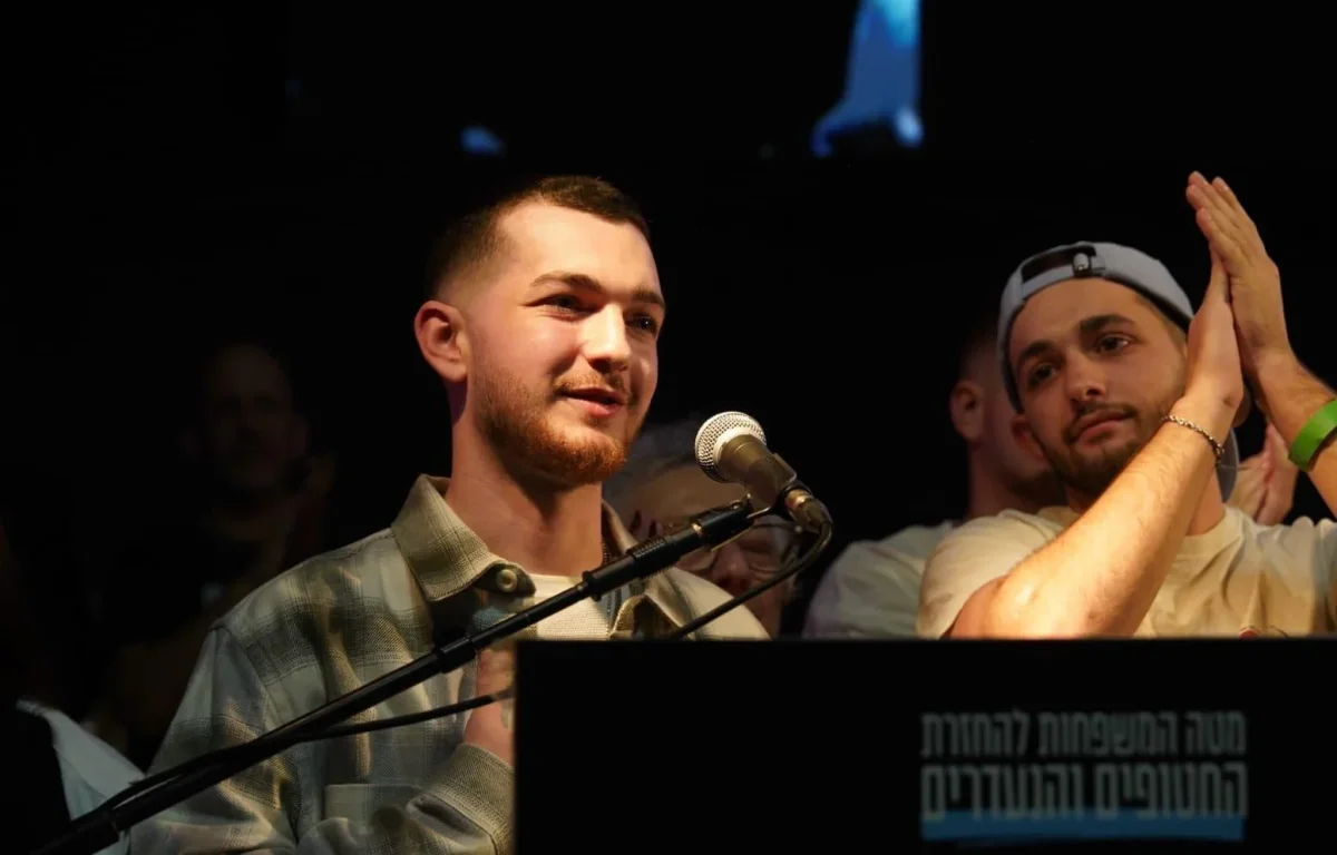 בר קופרשטיין בכיכר החטופים בר קופרשטיין בכיכר החטופים