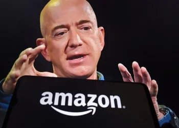 המהלך שיטלטל את עולם העבודה: אמזון מפטרת 14,000 עובדים - בגלל AI