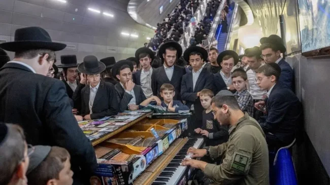 מרגש: בדרך ל'עצרת המיליון' החייל מנגן ואלפי יהודים שרים איתו יחד | רגע של אחדות