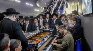 מרגש: בדרך ל'עצרת המיליון' החייל מנגן ואלפי יהודים שרים איתו יחד | רגע של אחדות