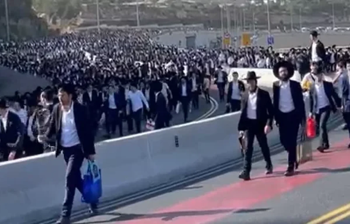 אלפים צועדים רגלית מהכניסה לירושלים ל'עצרת המיליון'