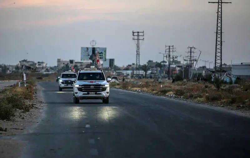 חמאס השיב שני ארונות של חטופים חללים לידי הצלב האדום