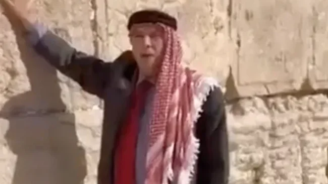לא תאמינו מי הגיע לכותל: מנהיג שבט ירדני בסרטון מעורר סערה