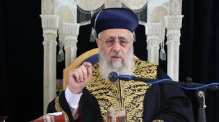 מרן הראש"ל הרב יצחק יוסף שליט"א | האם מותר להוציא לכלוך מתחת לדלת בשבת?