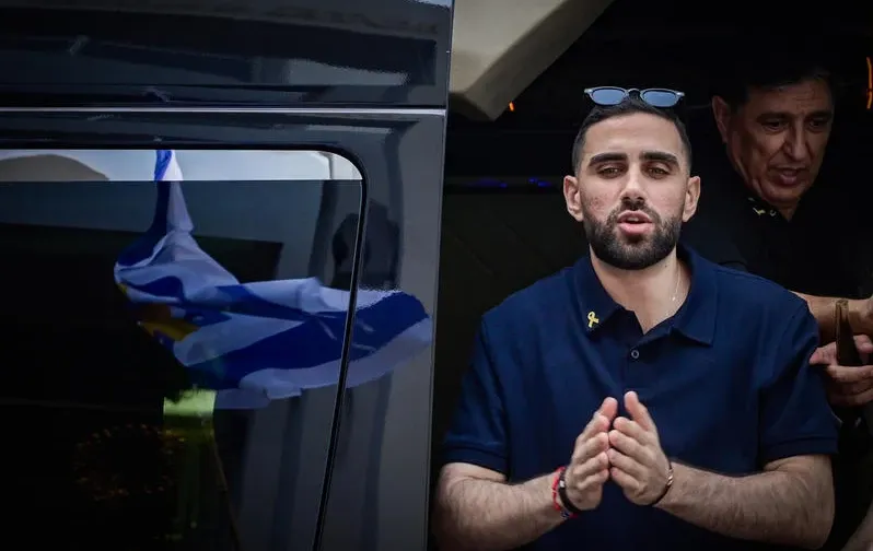 "הייתי בטוח שאני מת": שגב כלפון, שורד השבי, משחזר את רגעי האימה והתקווה "הייתי בטוח שאני מת": שגב כלפון, שורד השבי, משחזר את רגעי האימה והתקווה