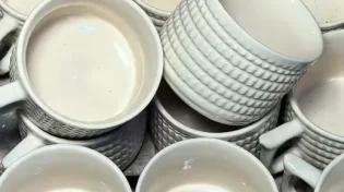לא תאמינו מה עובר ספל אחד של קפה לפני שהוא פוגש את היד שלכם