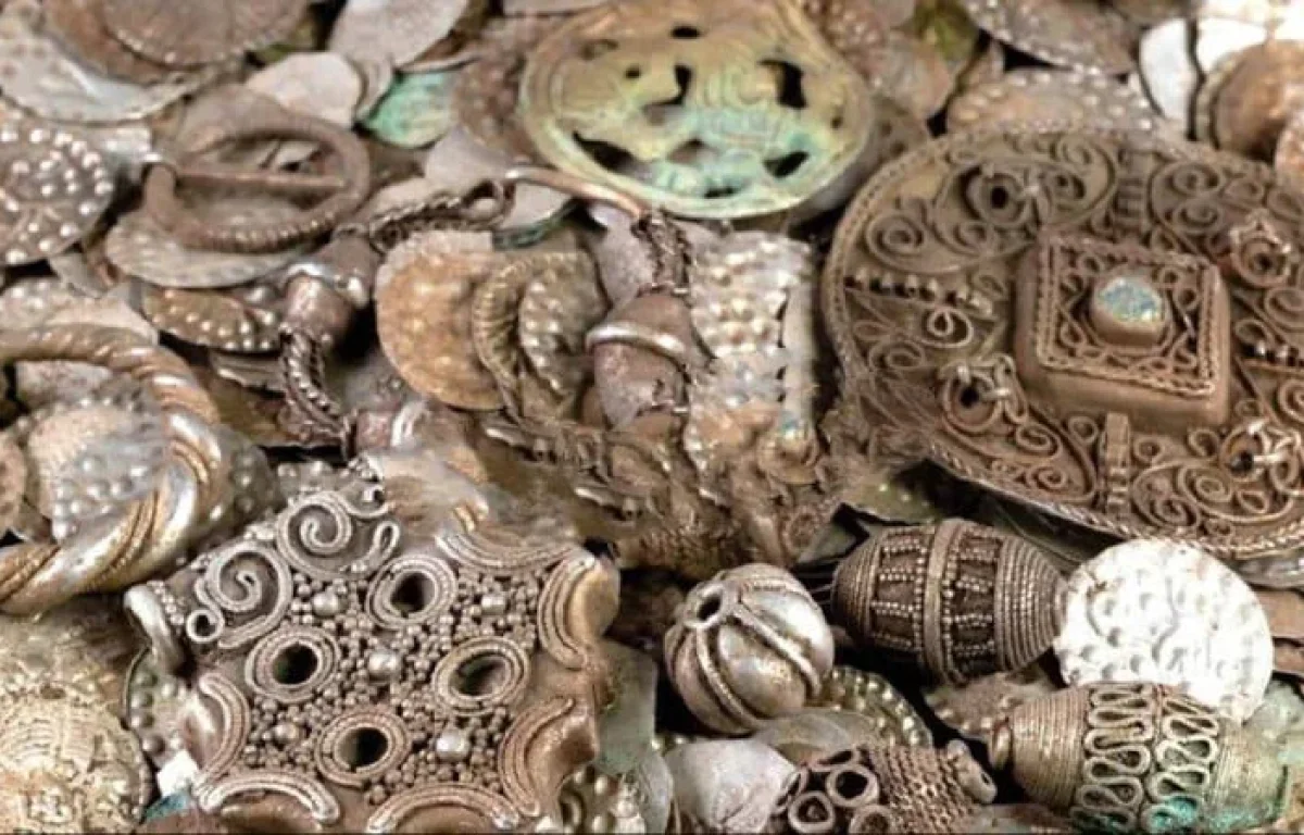 יצא לחפש תולעים וגילה אוצר נסתר בן 800 שנה