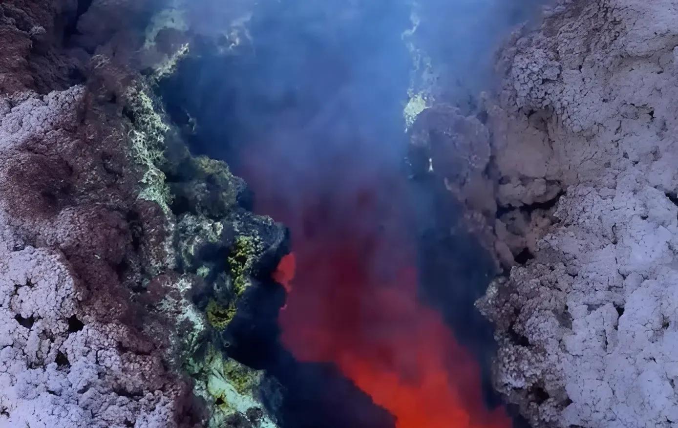 לבה רותחת ויראת שמיים: הר אתנה שוב מתפרץ - ומזכיר לאדם את מקומו לבה רותחת ויראת שמיים: הר אתנה שוב מתפרץ - ומזכיר לאדם את מקומו