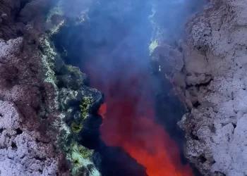 לבה רותחת ויראת שמיים: הר אתנה שוב מתפרץ - ומזכיר לאדם את מקומו