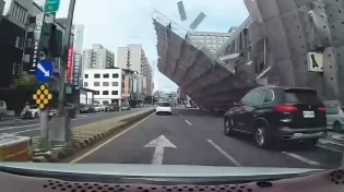 שניות של אימה בטייוואן: פיגומים קרסו על רכב ואופנוע בזירה שתועדה מכל זווית