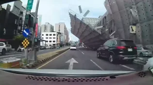 שניות של אימה בטייוואן: פיגומים קרסו על רכב ואופנוע בזירה שתועדה מכל זווית