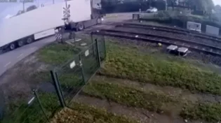 הולנד: תיעוד מחריד של תאונה בין רכבת למשאית - חמישה נפצעו