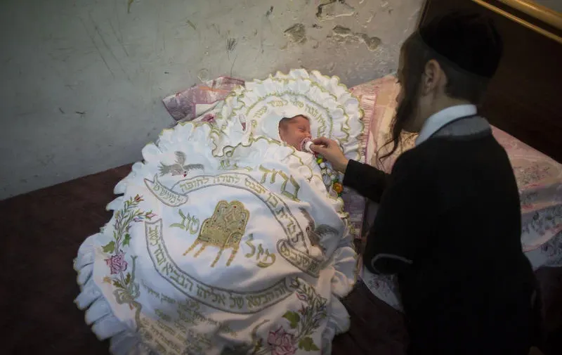 הרב שמשון פוקס: האם מותר לקרוא שם לפני הברית?