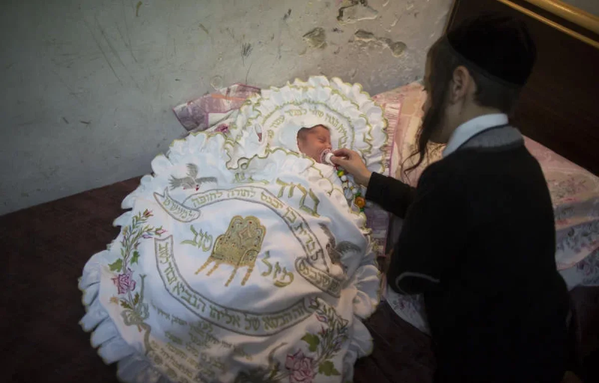 הרב שמשון פוקס: האם מותר לקרוא שם לפני הברית?