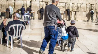 חנוך לנער: מה גרם ללחץ הדם של האם הצדקנית לרדת ברגע אחד?