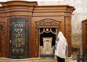 הבטיח לבורא עולם שלא ידבר בבית הכנסת ואז קרה הנס הבטיח לבורא עולם שלא ידבר בבית הכנסת ואז קרה הנס