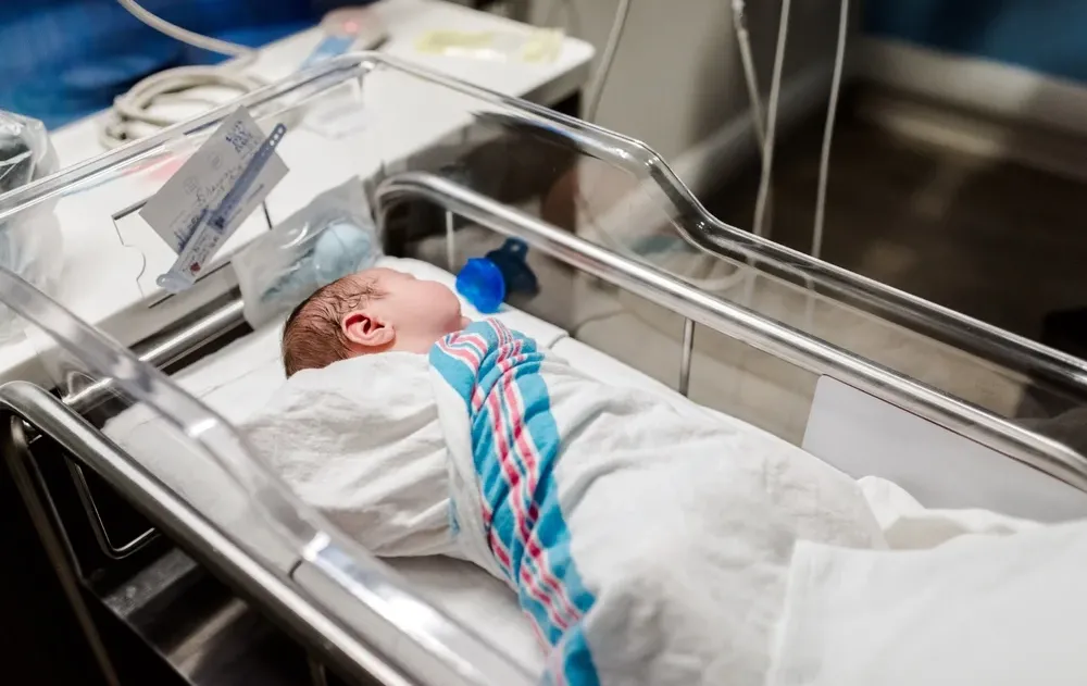 לידה חריגה באמריקה: נולדה תינוקת שלא יכולה לעצום עיניים