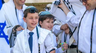 מרן הרב יצחק יוסף בפסק הלכה: מתי חוגגים בר מצווה לילד שנולד פג?